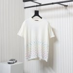 louis Vuitton 路易威登 25Ss 渐变老花彩钻针织短袖本款T恤取材棉质针织，以别致的斑驳效果呈现反向路易威登标识，为经典设计注入趣致新意。品牌标志