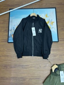 品名:Ny大字母棒球服 Mlb纽约洋基队徽后背大印花棒球夹克外套！ 情侣款 男女同款的两色，可以搭配情侣装哦~相信我，一眼看去，这款绝对是你想要的Feel，极简