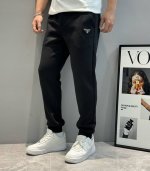 290 Prada 24Ss秋冬男新款重工刺绣休闲裤！加绒裤经典！！！高端锦棉面料打造.复合加绒.贴身质地柔软又不失筋骨.后侧口袋处饰有经典的标志性徽标.3D绣