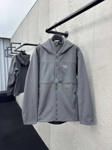 X.CostumeNew Arrivals公司 Arc’Teryx ｜Gamms Mx 软壳冲锋衣 工艺说明：采用定制客供面料，户外运动梭织防风速干透气软壳 版型立体裁剪，全身多处