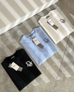 dio*迪家 2025春夏新款男女同款短袖T恤，专柜同步发售！定制专属260克纯棉面料，定制原版工艺螺纹，胸前Logo图案印花工艺设计！简约大方，从容百搭，档次