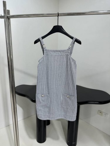 小香早春新品条纹吊带连衣裙 定织定染面料 撞色条纹图案 金属标识吊带 精致可爱 推荐入手 灰色 S M L