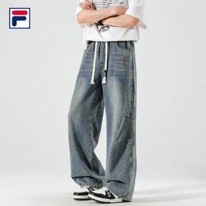 上新 P150【斐乐Fila 高街拼接插色休闲牛仔裤】这款牛仔裤高调潮流 逼格爆表 牛仔棉面料 上身超有型 拉长身材比例 非常显高好身材 随意搭配高帮低帮运动鞋