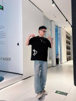 25Ss Lv新款圆领短袖T恤 选用330克双纱平织棉面料打造 3D立体效果印花工艺 后领经典黄色Louis Vuitton标识 螺纹针织领口 男女同款 码数