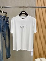 alo 2025春夏新款男女同款短袖T恤，最新款全网独家首上！！~既经典有时尚百搭，谁不爱啊，将经典再次展现，非常的耐看，自带低奢光环与辨识度！传统的品牌理念和