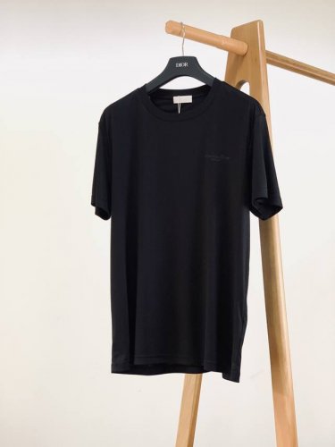 dior Homme 迪奥 桀傲 2025Ss春夏新品 男款圆领双面丝光精梳棉浮雕标识短袖T恤 关于款式及设计： 精致工艺、高级质感、经典单品，这些都是意式穿搭