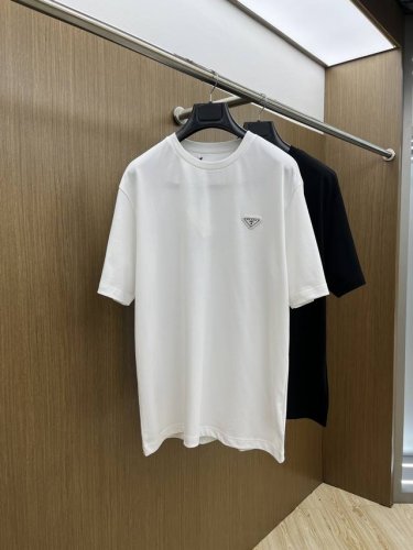 prada 普拉达2025新款经典胸前三角标Logo短袖T恤衫 简约与奢华的邂逅 prada经典T恤 一件prada经典T恤，是衣橱里永不过时的经典。纯黑面料，
