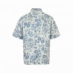 dior 迪奥 青花瓷风满印短袖衬衫 采用真丝面料，亲肤的同时衣服更也更显质感。男女同款全新美学灵感趣味设计,渠道性质精品。让整体造型设计更加优雅时尚，今夏最火