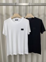 kiton 25 Sst新品春夏首发专柜 品相完美 最新款短袖圆领T恤高端订制 设计前卫时尚！品牌Logo重工艺设计 高端定制长绒欧棉180克面料 手感柔软.穿