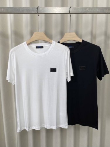kiton 25 Sst新品春夏首发专柜 品相完美 最新款短袖圆领T恤高端订制 设计前卫时尚！品牌Logo重工艺设计 高端定制长绒欧棉180克面料 手感柔软.穿