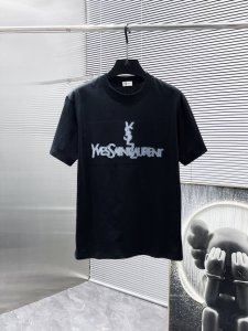 圣罗兰 2025新款 圆领 短袖 T恤 ，高端版本！专柜定制面料 透气舒适度高，细节无可挑剔，品牌元素设计理念，体现高品质。手感细腻柔软！呈现休闲裁剪，上身版型