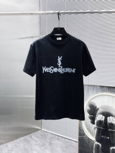 圣罗兰 2025新款 圆领 短袖 T恤 ，高端版本！专柜定制面料 透气舒适度高，细节无可挑剔，品牌元素设计理念，体现高品质。手感细腻柔软！呈现休闲裁剪，上身版型
