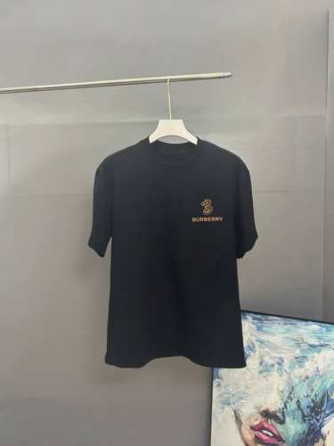 burberry巴宝莉 刺绣款 2025春夏经典圆领短袖T恤采用280克双纱精棉 衣服偏厚使整体高透气和柔软性 高版本 三标齐全 男女同款 颜色 白色 黑色 灰