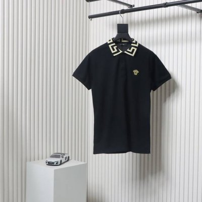 Versace 范思哲 刺绣徽标polo短袖选用棉质珠地网眼布打造，定制材质260G长绒棉。衣领为双系统提花定织扁机制成，有弹性，不变形。衣服全部原生布捆边。前