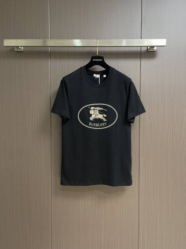 burberry 战马刺绣短袖圆领T恤 选用轻盈平织棉面料制成 呈现修身版型 点缀骑士印章刺绣 源自1980年代品牌包款的典藏图案 罗纹针织领口 前胸饰有马术骑