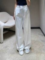 prad* 25Ss春夏新款 撞色抽绳花边休闲长裤丨独家高版出品 进口丝棉材质 质感光泽 舒适有型 高腰直筒阔腿裤剪裁 利用抽绳打造裤腰花苞式造型 边缘内外颜色