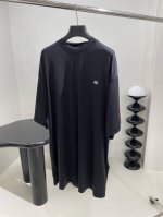 新品Activewear弹力运动短袖T桖 定制高密度网纹弹力尼龙面料 正面饰以Activewear标识印花 夜光雷射效果 廓形设计 速干透气 功能性单品 男女同