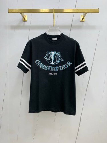 ss迪奥纯棉最新面料经典标识图案Logo时尚简约潮流短袖，最顶级的品质专柜原单短袖，顶级制作工艺进口面料，专柜款独特设计，采用进口高端订制面料。官网在售！面料版