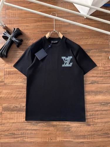 lv 2025夏装新款男女同款短袖T恤，！定制专属纯棉面料，定制原版工艺螺纹，胸前重工字母Logo工艺设计！简约大方，从容百搭，档次极高，完美融入时尚还有风情感