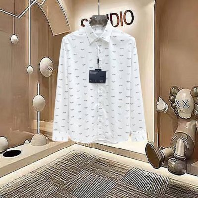春夏爆款， 普拉达 高端品质. 2025专柜最新爆款衬衫出货 巴黎专柜同步发售！精选意大利进口定制精棉衬衣面料搭配最新款，胸前的精致品牌刺绣设计和背后的品牌英文