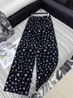 爆款现货 原单品质 Chane*｜25显瘦印花牛仔裤 一种特别高级感做了基础微设计，特殊定调，简约中加了一些双C图案点缀，更多了一份温柔的高冷气质、颜色非常的好