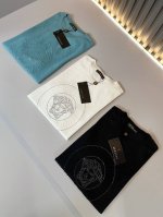 Ver**Ce范*哲 2025春夏新款男士伊力特短袖针织衫！贸易渠道订单，美杜莎女王Logo图案烫钻设计！奢华品质成就时装地位！ 精选客供针织面料，经由微型针织