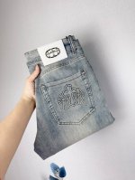 克罗心2025 高级薄款时装牛仔裤，精选弹力超柔软舒适纯棉面料，修身小直裤闭眼入剪裁修饰腿型百搭显身材，高级洗水工艺技术尽显裤子档次。！码数28 38。