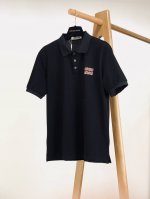 miumiu 缪缪 2025Ss春夏新品 很有细节亮点 经典款翻领短袖T恤衫 做工与面料 让这款经典实穿百搭 采用进口珠地面料 表面有着温润的光泽感 有微微的弹