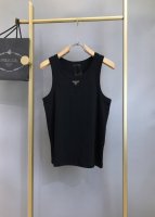 200 prada 春夏新款金属三角形徽标装饰棉质背心男女同款，这款紧身版棉质背心诠释品牌崇尚的简约优雅风范。正面涂珐琅金属三角形徽标装饰引人注目。尺码：S-M