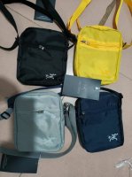 xy潮包上新，P50 款号：2430款 颜色：黑、黄、绿、蓝 产品名称：新款鸟家斜跨包、轻便单肩包 arc'teryx轻便单肩包：简洁有力，随身携带！ 无论是日