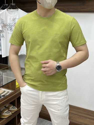 Miumiu-2540Ss夏季新款 时尚大爆款圆领T恤 休闲时尚外穿 内搭必备款 舒适好看上身可见 定制进口高端丝光面料 手感细腻丝滑有质感 上身舒适透气清爽