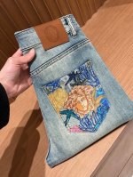 范思哲 原单牛仔裤 2025新品，原版牛仔裤 原版重工打造，品牌经典Logo设计，三标齐全！原版五金辅料。专柜定制牛仔面料，完全对版专柜，欢迎专柜试穿后再购买，