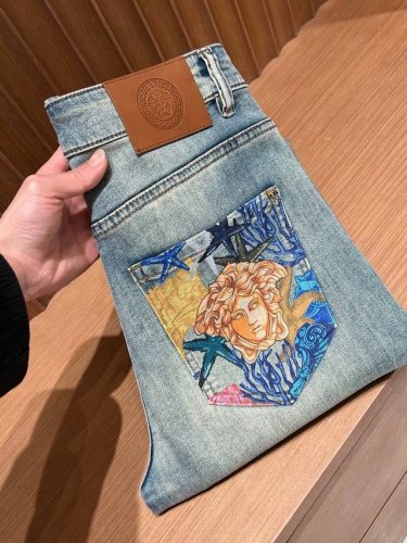 范思哲 原单牛仔裤 2025新品，原版牛仔裤 原版重工打造，品牌经典Logo设计，三标齐全！原版五金辅料。专柜定制牛仔面料，完全对版专柜，欢迎专柜试穿后再购买，