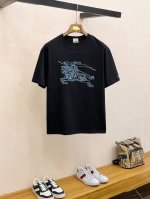 市场有仿版认准工艺和面料 25Ssb家纯棉最新面料 最高版本 胸前战马刺绣重工工艺！手臂Bur刺绣经典标识图案Logo时尚简约潮流短袖，最顶级的品质专柜原单短袖