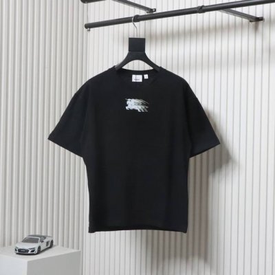 burberry 巴宝莉 24Ss 幻影战马短袖T恤 面料采用定制240G 26支特滑双股精棉平纹高密无尘全棉布料。前幅高密度加厚，走线平整，代工品质，全套定制