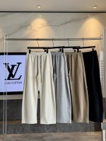 Lv路易威登 刺绣针织短裤 几条短裤是夏日常备，但即使穿短裤也要有品，不能掉品味！这款就是你们的最佳选择，珍珠吊坠饰，时髦藏在小细节里面，应该会是你这个夏天最经