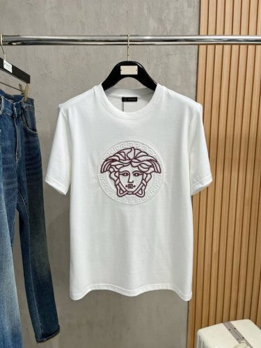 范思哲 2025春夏新款 字母Logo圆领短袖T恤，春夏休闲穿搭必不可少，原版纯棉面料。完完全全体现在高级审美的做工上，做工更是精致大气，Z立体感超强，非常惊艳
