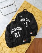 上新 Balenciaga* 巴黎世家 25Ss 复古篮球字母印花拉链长袖夹克外套- Bal 25Ss足球运动夹克 赋予夹克轻盈挺括的质感与卓越的透气性，适应高