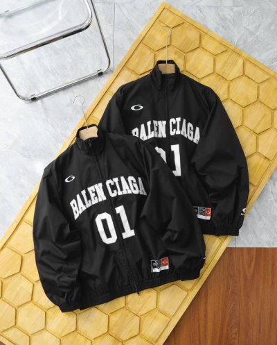 上新 Balenciaga* 巴黎世家 25Ss 复古篮球字母印花拉链长袖夹克外套- Bal 25Ss足球运动夹克 赋予夹克轻盈挺括的质感与卓越的透气性，适应高