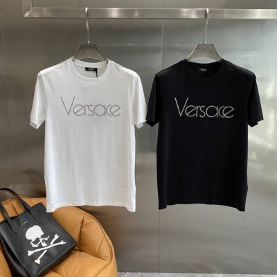 范家 范思哲T恤 简约大方，胸前闪亮的“Versace”字母，时尚又奢华，辨识度超高 面料柔软亲肤，透气性很好，穿着舒适自在。M-3Xl 隔天