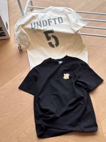 供 Undefeated Ss25 五条杠Logo字母数字美式复古短袖T恤男女同款 米白色 黑色 S~Xl 原版240G纯棉双纱面料，预缩处理，胸口五道杠Log