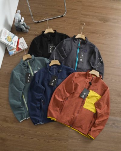 上新 品牌：凯乐石 Kailas 尺码：S-M-L-Xl-Xxl 颜色：黑色-绿色-红色-灰色-红色 面料科技: 轻量化 速干透气 防风抗撕裂 防水透湿 干爽舒