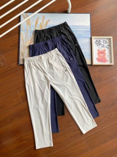可隆Kolon Sport春夏季速干休闲裤，采用加密高弹面料，全进口定制 不掉色，高弹，悬垂性极好，免烫抗皱 上身舒适，裤子采用经典的休闲设计，可翻卷裤脚穿着，