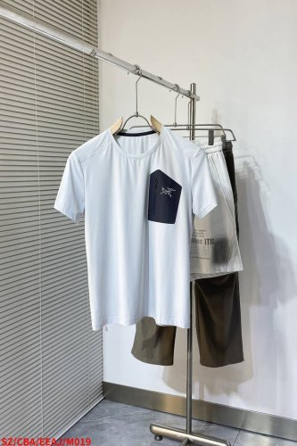 m019 Sz始祖鸟 2025Ss春夏新品 面料采用81%锦纶和19%氨纶，手感柔软细腻亲肤，夏天穿上冰爽的感觉，胸前印花标识设计不显单调，高级感满满！领口无色
