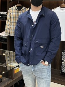 主推 prada 2025Ss早春新款发布普拉达连帽夹克外套 春款外套 穿上就是舒适自在又显瘦的存在 慵懒而随性 结合干净简单的色系就特别耐看 适合日常穿着~倾