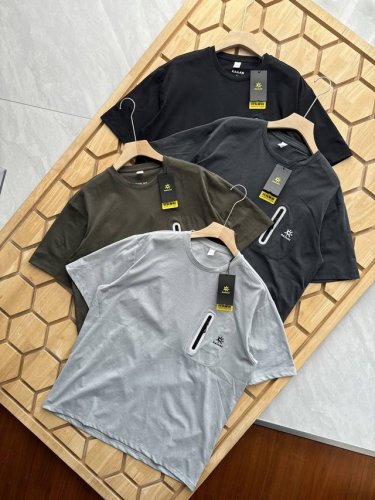 凯乐石口袋压胶短袖是该品牌推出的一款兼具功能性与时尚感的户外短袖！ 凯乐石口袋压胶短袖设计简洁大方，圆领款经典百搭 胸前设有口袋，且采用压胶工艺，既美观又实用，