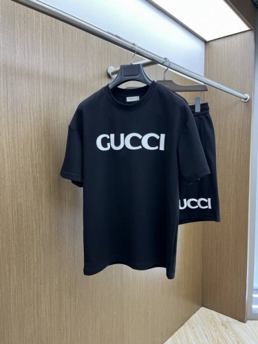 超级爆款 套 Guc 高端定制 2025春夏新款首发专柜最新款短袖短裤休闲套装 高端订制 设计前卫时尚！品牌Logo重工艺设计 高端定制纯棉面料.手感柔软.穿着