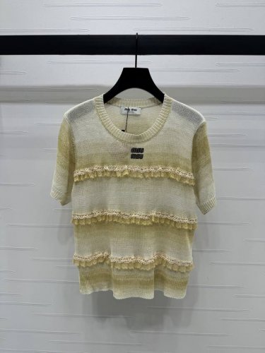 上新原单高端品质 Miumi*2025春夏最新系列！镂空蝴蝶结针织短袖！定制Yb针织纱线织造 质感冰爽透气 拼接蕾丝蝴蝶结压褶设计 凸显穿搭高级感 弹性松紧更显