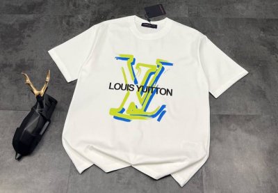 新款短袖上新：Louis Vuitton 2025 Ss夏季路易威登新品绿色彩绘T恤，时尚单品！手感和质感非市面薄如纸的软榻面料可比，上身立体有型，亲肤舒适透气