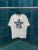 P180 驴家 25Ss新款棉质 T 恤于正面抒写 Le Monde Est à Vous 世界是你们的 标语，道出 2025 春夏秀场的潮流主题。右侧下摆描绘